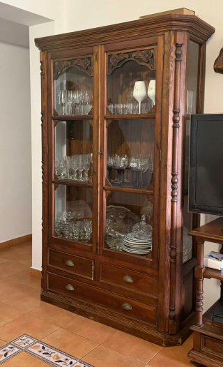 Vitrina de madera y cristal
