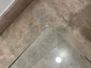 Mesa auxiliar cristal con pie de madera lacada