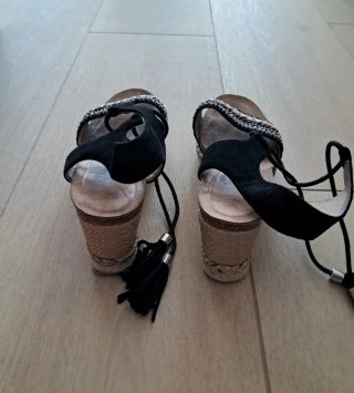 Sandalias cuña Refresh negras y multicolor