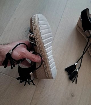 Sandalias cuña Refresh negras y multicolor