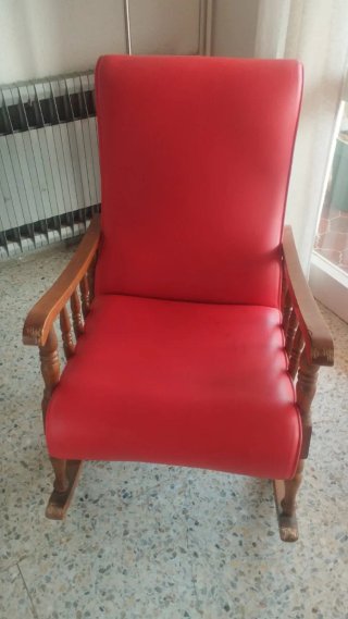 Poltrona a dondolo rossa e in legno