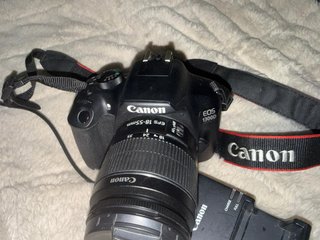 Cámara Canon EOS 1300D con objetivo