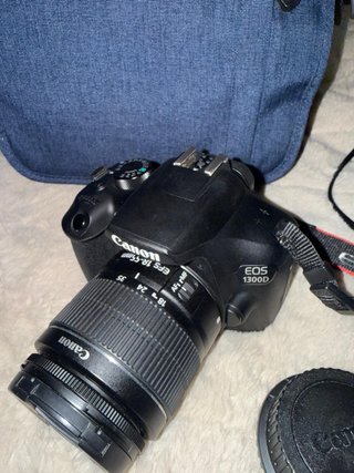 Cámara Canon EOS 1300D con objetivo