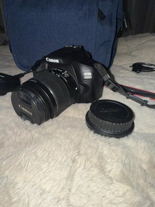 Cámara Canon EOS 1300D con objetivo