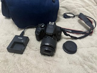 Cámara Canon EOS 1300D con objetivo