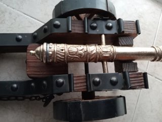 Cañón antiguo madera y metal,cadenas