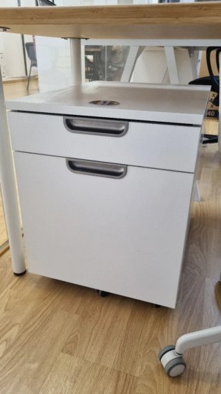 Scrivania, cassettiera, sedia e organizer