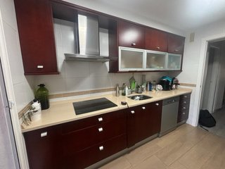 Cocina de madera maciza con encimera de mármol