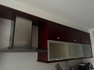 Cocina de madera maciza con encimera de mármol