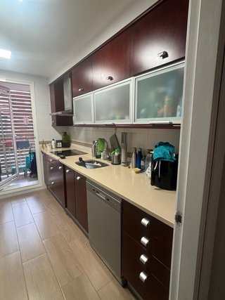 Cocina de madera maciza con encimera de mármol