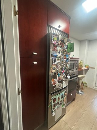 Cocina de madera maciza con encimera de mármol