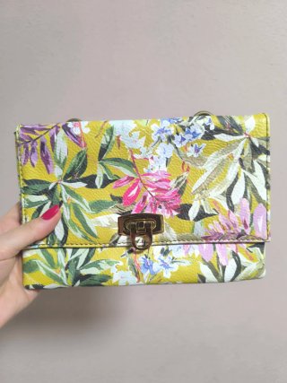 Bolso cartera Cortefiel con estampado floral