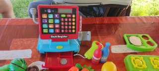Caja registradora y comiditas de juguete