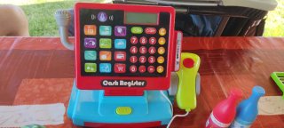 Caja registradora y comiditas de juguete