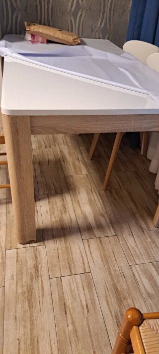 Mesa de comedor blanca de madera