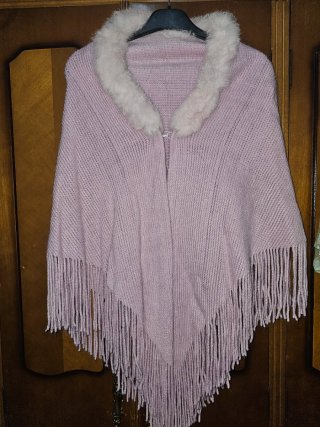 Capa rosa con flecos y cuello de pelo