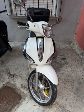Piaggio Liberty 125cc Blanca y Negra