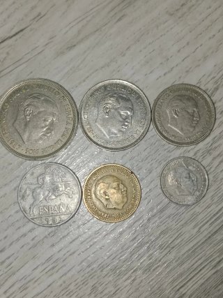 Las 6 monedas de peseta de la década de 1950 .
