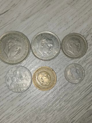 Las 6 monedas de peseta de la década de 1950 .