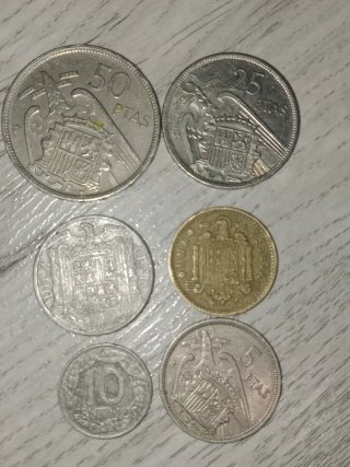 Las 6 monedas de peseta de la década de 1950 .