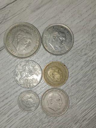 Las 6 monedas de peseta de la década de 1950 .