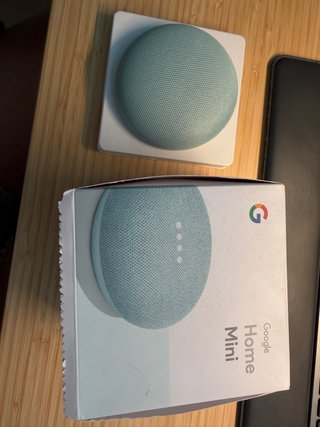 Google Home Mini azul con caja y cargador