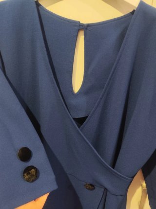 Vestido azul cruzado con botones