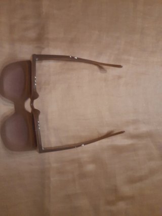 Gafas de sol marrones y moradas