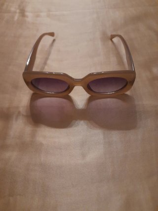 Gafas de sol marrones y moradas
