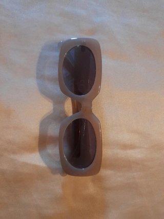 Gafas de sol marrones y moradas