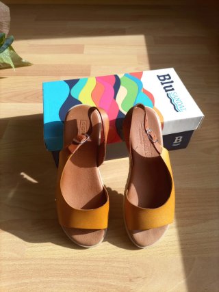Sandalias/zapatos verano color camel o mostaza.