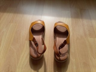 Sandalias/zapatos verano color camel o mostaza.