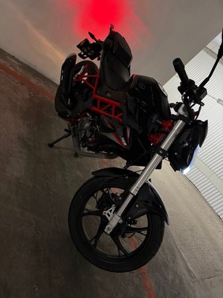 Benelli BN 125 Negra y Roja