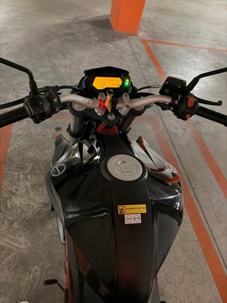 Benelli BN 125 Negra y Roja