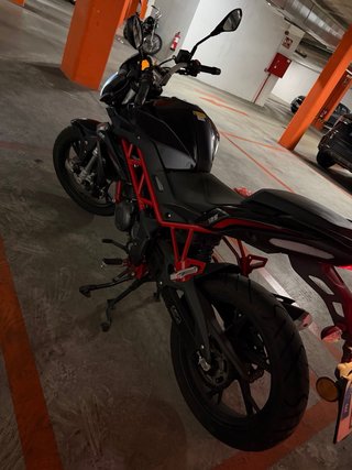 Benelli BN 125 Negra y Roja