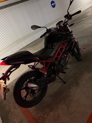 Benelli BN 125 Negra y Roja