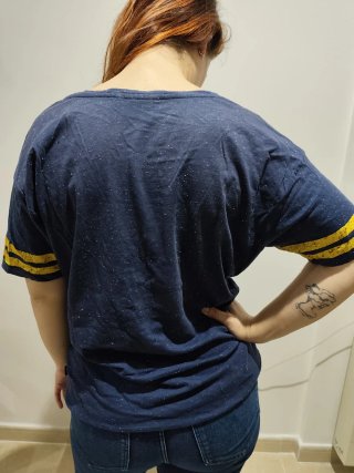 Camiseta Wesc azul con logo W amarillo