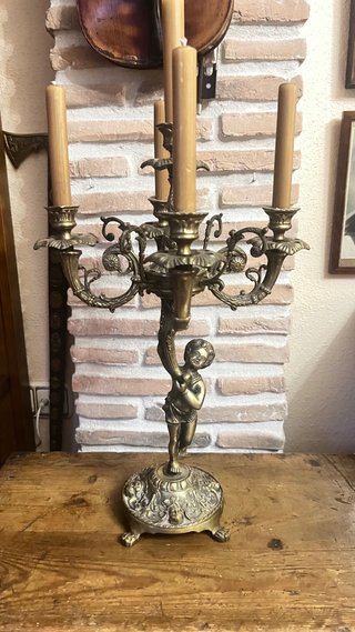 Candelabro de bronce antiguo con figura