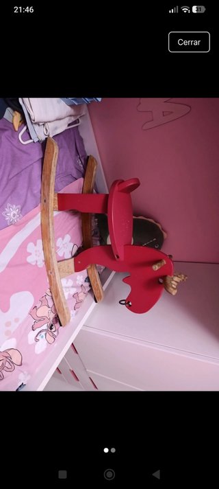 Caballito mecedor rojo de madera