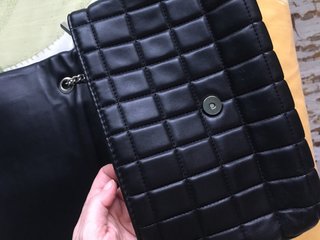 Bolso negro tachuelas cadenas 2en1 dorado