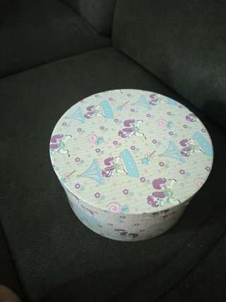 Caja regalo con unicornios,piruletas y flores