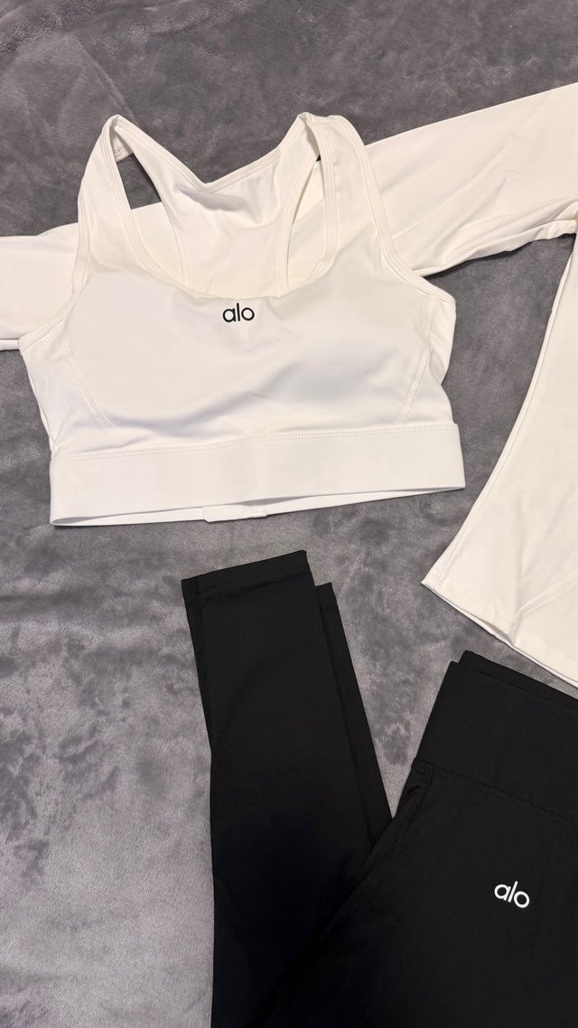 Conjunt Alo Yoga: Leggings, Top y Chaqueta talla M