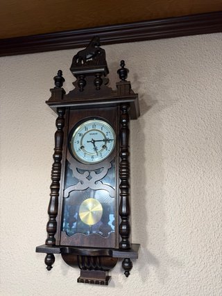 Reloj de péndulo antiguo de madera