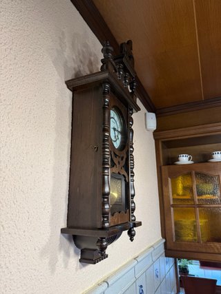 Reloj de péndulo antiguo de madera