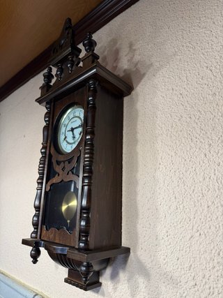 Reloj de péndulo antiguo de madera