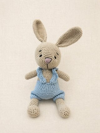 Conejo amigurumi tejido a mano