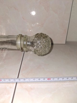 Bottiglia di liquore in vetro intagliato