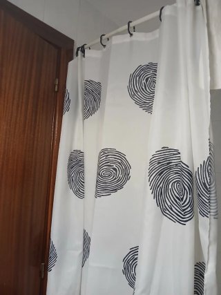 Tenda da bagno con impronte digitali