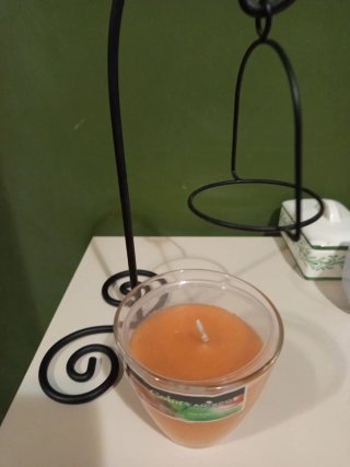 Portavelas de forja con vela naranja