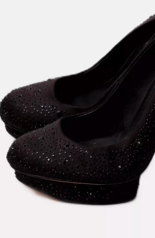 Zapatos de tacón negros con pedrería